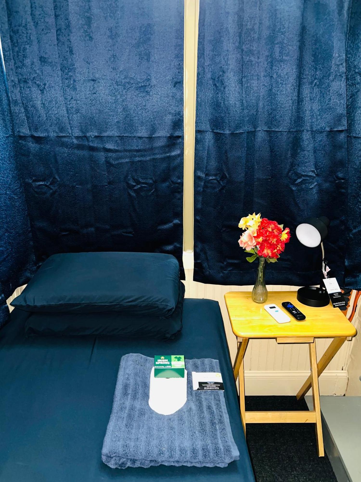 Budget Room Minutes From Downtown Хартфорд Экстерьер фото